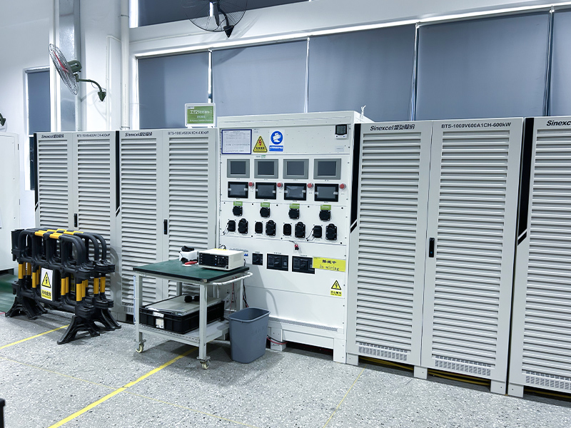 Multi-channel electrical test bench holding numerous consumer battery cells—voltage, current, resistance measured in parallel.